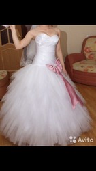 Продам свадебное платье с розовым бантом